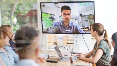 Digitalisierung im Büro Eine Videokonferenz im Büro
