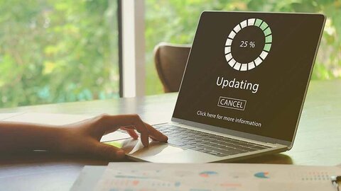 Updates für digitale Geräte Ein Laptop, das gerade ein Update erhält