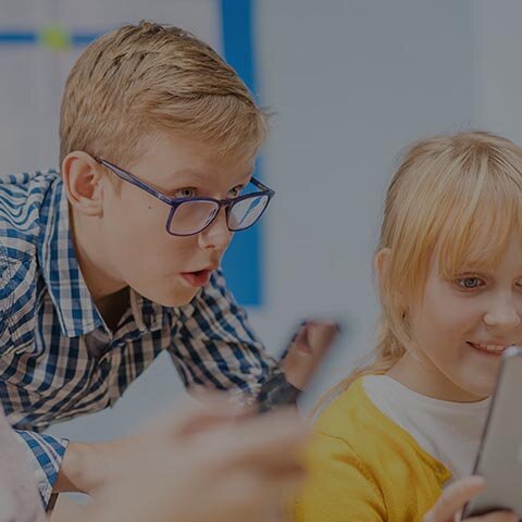 EWE macht Schule Schülerinnen und Schüler vor einem Tablet