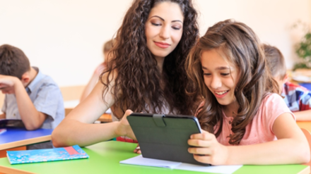 Lehrerin und Schülerin an einem Laptop Lehrerin und Schülerin an einem Laptop