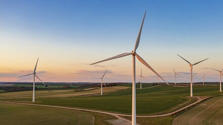 EWE business Direktvermarktung für Windkraft Windräder auf sonnenbeschienen Feldern