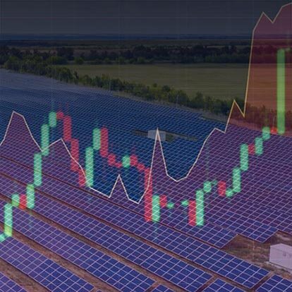Intraday-Vermarktung mit EWE business Ein Solarpark mit stilisiertem Strombörsenkurs im Vordergrund