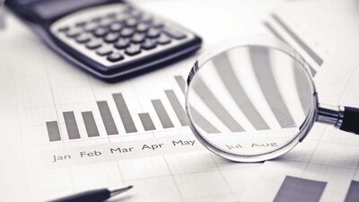 EWE business Strom flex aktiv Ein Diagramm, ein Taschenrechner und eine Lupe