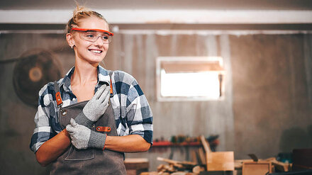 DSL von EWE Freundliche Handwerkerin in Werkstatt