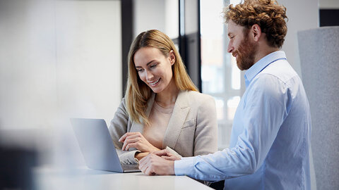 Ihre Vorteile mit DSL von EWE Mann und Frau vor dem Laptop