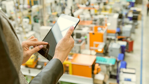 EWE Leased Line Tablet in der Hand in Lagerhalle