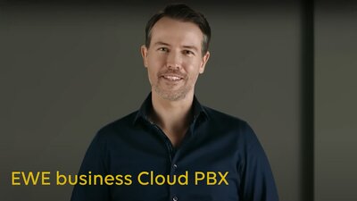 Cloud PBX von EWE Mann im dunklen Hemd lächelt in die Kamera