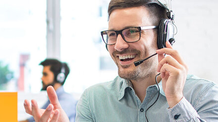 Telefonie von EWE Freundlicher Mann mit Headset