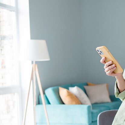Mobilfunk von EWE Braunhaarige Frau mit Smartphone in der Hand