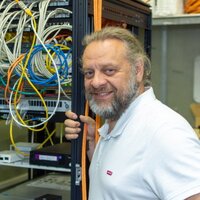 Cloud PBX von EWE Mann mit Bart im Serverraum