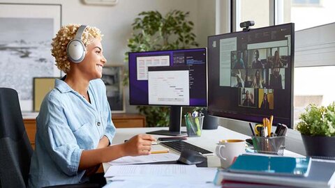 Cloud PBX von EWE Frau mit Kopfhörern vor einem Bildschirm in einer VIdeokonferenz
