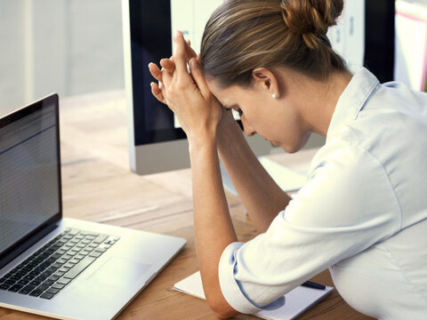 Phishing Frau wirkt verzweifelt vor Computer-Bildschirm