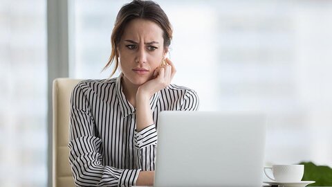 Phishing-Check von EWE Frau schaut skeptisch auf Computer-Bildschirm