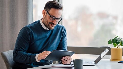 IT-Security Whitepaper von EWE Mann am Tablet