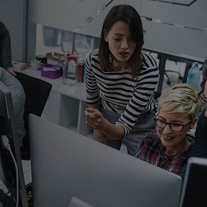 Direktanbindung von EWE Abgedunkeltes Bild von zwei Frauen im Büro vor einem Computer