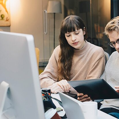 EWE Managed Firewall Drei Personen schauen auf ein Laptop im Büro
