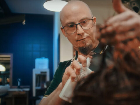 EWE business Referenz Headcrash Video Titelbild: Mann schneidet Kunden die Haare