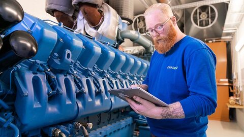 Netzersatzanlage in Oldenburg Ein Techniker vor einer Netzersatzanlage
