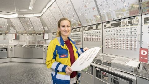 Dow Werke Eine Mitarbeiterin in eine Steuerungszentrale in einem Kraftwerk