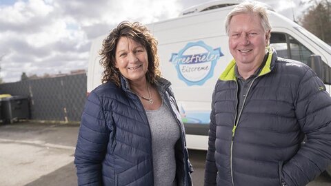 Greetsieler Eiscreme Die Geschäftsführung der Greetsieler Eiscreme vor einem Betriebswagen
