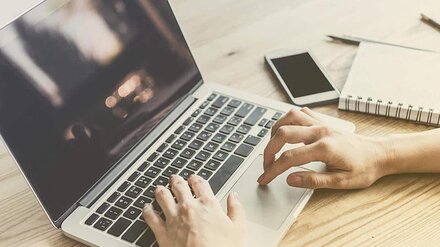 Schule digital Ein Laptop, auf dem jemand arbeitet