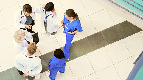 Profi-WLAN im Gesundheitswesen Gruppe von Ärtzen, Ärtztinnen und Pflegerinnen