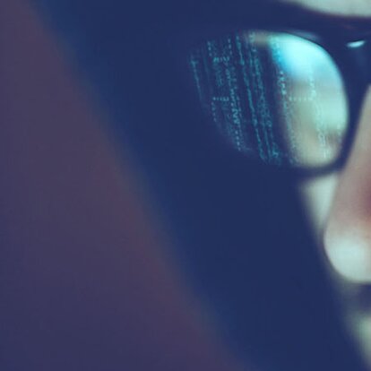 IT-Security von EWE Stilisierter Hacker blickt in die Kamera