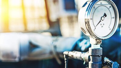 Referenz Hausverwaltung Meyer Eine Häuserfront mit Parkplatz und Bäumen