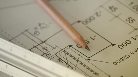 Planung für die digitale Schule Ein Bauplan mit Bleistift