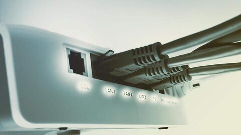 Rechenzentren, Standorte und das IP-Backbone von EWE im Nordwesten Routerkabel, die hinten in den Router eingesteckt sind