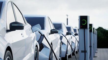 EWE business Emobility Weiße Autos an Ladesäulen