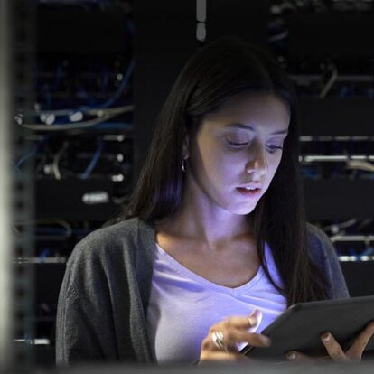IT-Security Frau am Tablet im Serverraum