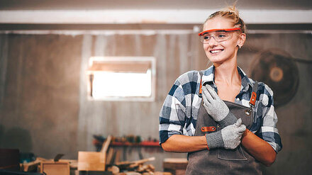 DSL von EWE Freundliche Handwerkerin in Werkstatt
