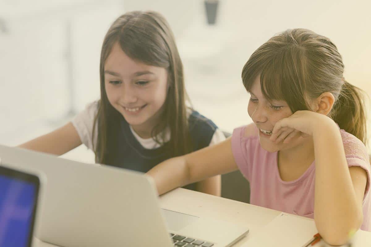 Zwei Mädchen lernen gemeinsam am Laptop | EWE macht Schule