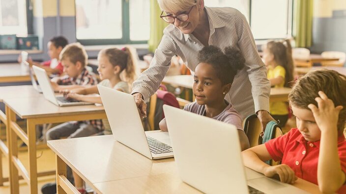 Schüler lernen gemeinsamt mit Laptops  | EWE macht Schule